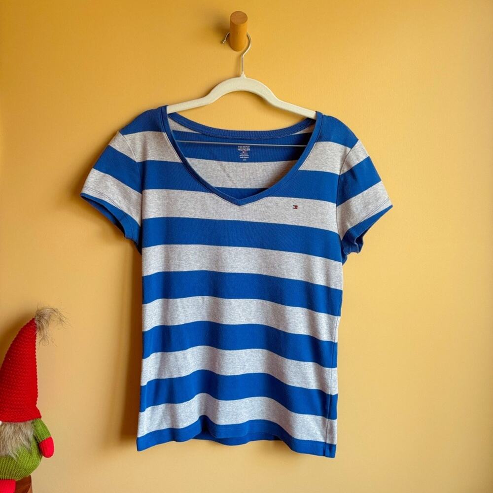 Vintage Y2K Tommy Hilfiger Blue & Grey Striped T-Shirt – Size Large 💙